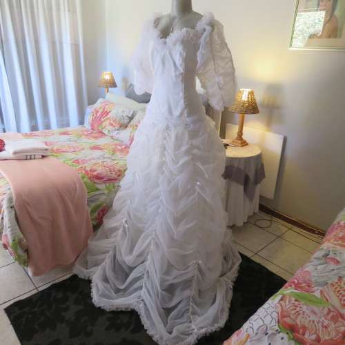 Feminine fairytale wedding dress. By well known boutique. Size 36/12. New condition.