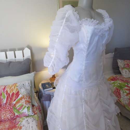 Feminine fairytale wedding dress. By well known boutique. Size 36/12. New condition.