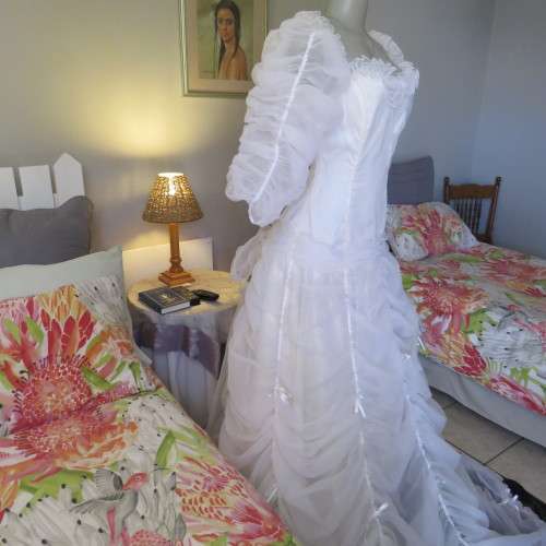 Feminine fairytale wedding dress. By well known boutique. Size 36/12. New condition.