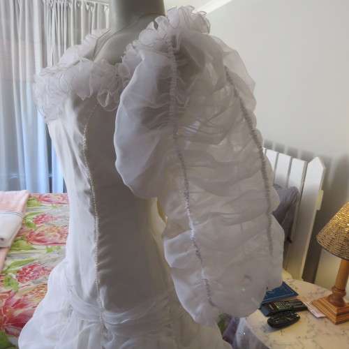 Feminine fairytale wedding dress. By well known boutique. Size 36/12. New condition.