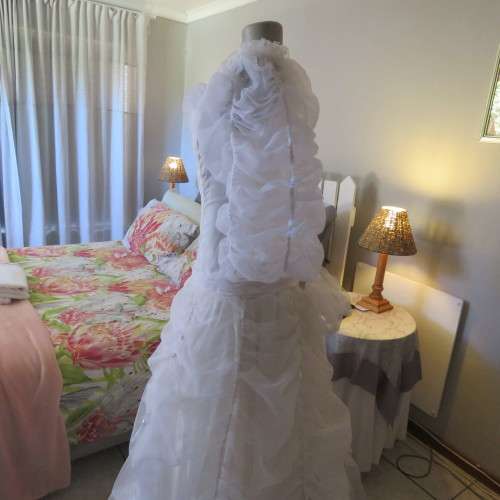 Feminine fairytale wedding dress. By well known boutique. Size 36/12. New condition.