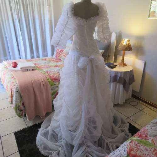 Feminine fairytale wedding dress. By well known boutique. Size 36/12. New condition.