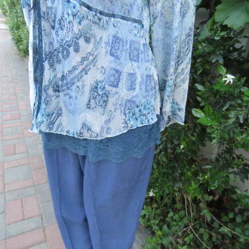 Amazing `Queenspark` slip-over long sleeve top in medley of blues. Size 42/18. New condition.