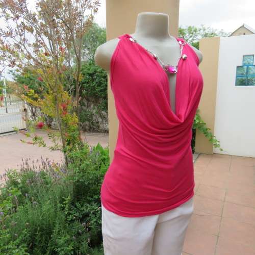 Sexy long magenta pink sleeveless top. Size 38/14. In stretch cotton. Low flowing neckline.