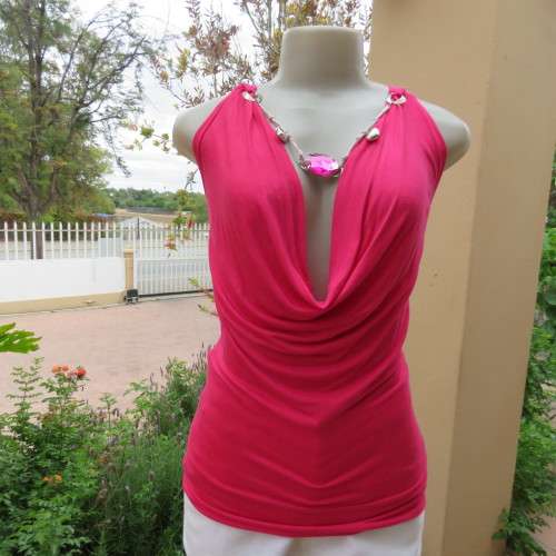 Sexy long magenta pink sleeveless top. Size 38/14. In stretch cotton. Low flowing neckline.