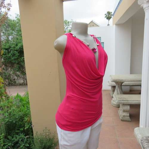 Sexy long magenta pink sleeveless top. Size 38/14. In stretch cotton. Low flowing neckline.