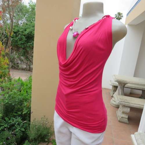 Sexy long magenta pink sleeveless top. Size 38/14. In stretch cotton. Low flowing neckline.