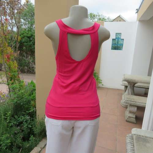 Sexy long magenta pink sleeveless top. Size 38/14. In stretch cotton. Low flowing neckline.