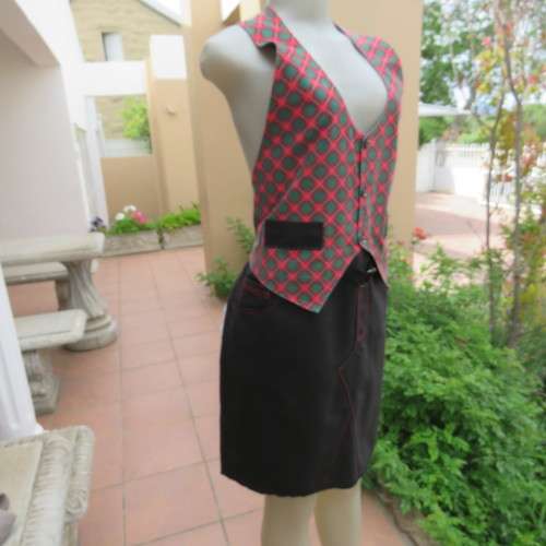 Full apron in heavy black cotton with 2 pockets Resembles pants with waistcoat. Straps to tie.As new