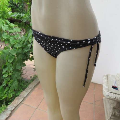 Bathing suite bikini bottom in black with white polkadots. By `Woolworths`. Size 32/8. As new.