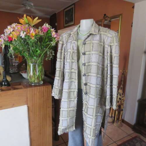 Exceptional boutique made jacket in polycotton fabric with unique detail. Size 44/20. New condition.