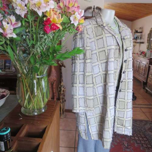Exceptional boutique made jacket in polycotton fabric with unique detail. Size 44/20. New condition.