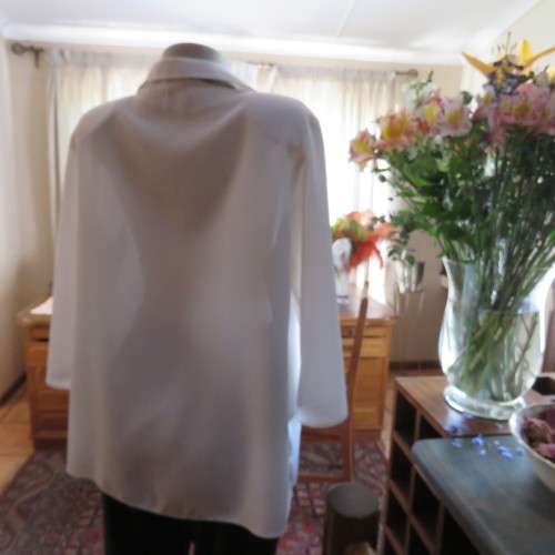 Comfy but smart white slip-over maternity top by `du date` in size 42/18. As new. Slitted sides.