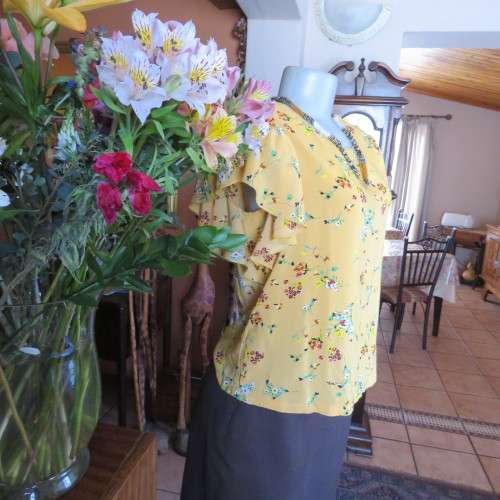 Very sweet little cropped mustard top with colourful floral posies. Size 36/12. By `Edition`. As new