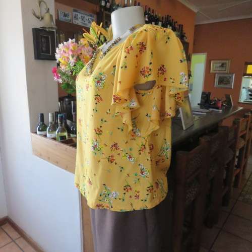 Very sweet little cropped mustard top with colourful floral posies. Size 36/12. By `Edition`. As new