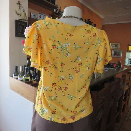 Very sweet little cropped mustard top with colourful floral posies. Size 36/12. By `Edition`. As new