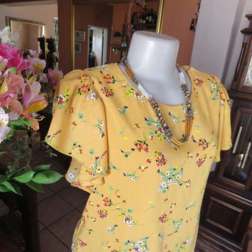 Very sweet little cropped mustard top with colourful floral posies. Size 36/12. By `Edition`. As new