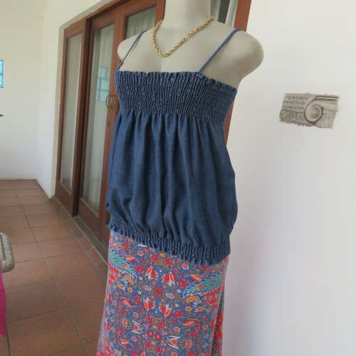 Cute denim strappy top with wide elasticated area top and bottom. Size 34/10. Very good condition.