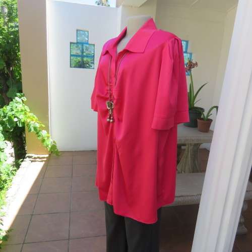 Soft and silky smart magenta pink short sleeve top. By `Donna-Claire. Size 52/28. New condition.