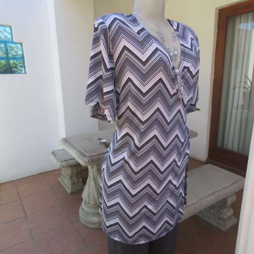 Stunning cross-over long white, black and grey top. By `Donna-Claire`. Size 44/20. New condition.