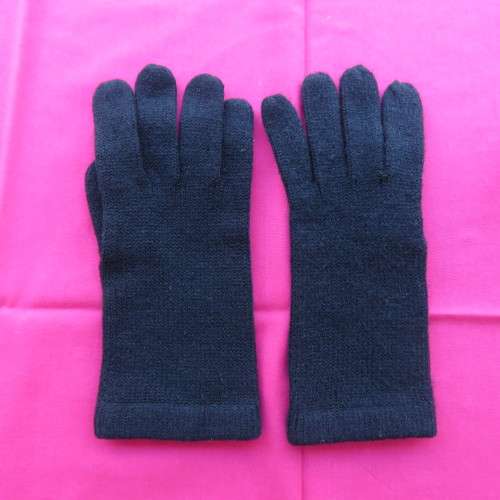 Black polyester stretch knitted gloves in size small. 10 to 12 yrs. New condition.
