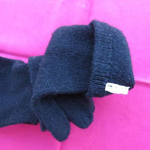 Black polyester stretch knitted gloves in size small. 10 to 12 yrs. New condition.
