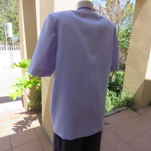 As new open hanging boutique made polyester jacket in soft lilac colour.Short sleeves. Size 42/18.