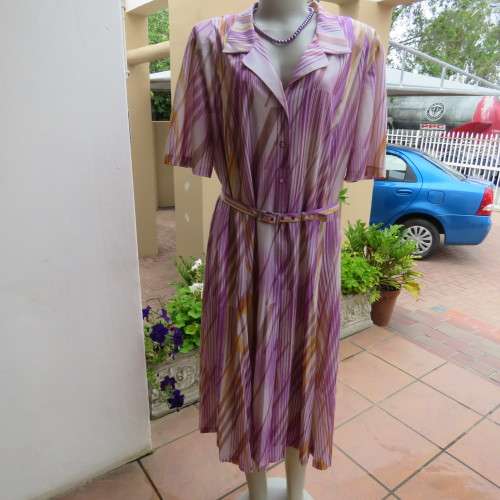 Beautiful vintage dress in white with lilac,mustard and beige lines. By JANE LANFORD size 50. As new