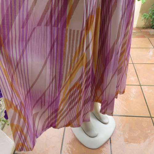 Beautiful vintage dress in white with lilac,mustard and beige lines. By JANE LANFORD size 50. As new