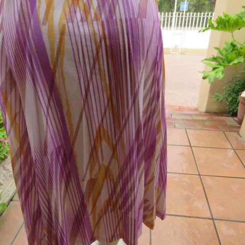 Beautiful vintage dress in white with lilac,mustard and beige lines. By JANE LANFORD size 50. As new