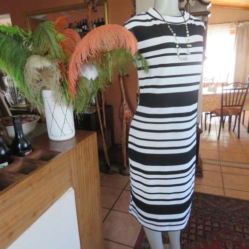 Maxi sleeveless dress in black and white horizintal stripes.Size 42/18 By URBAN COLLEGE