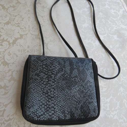 Handy little black slingbag with snakeskin look . Size 14 x 14cm. Lots of packing space.As new
