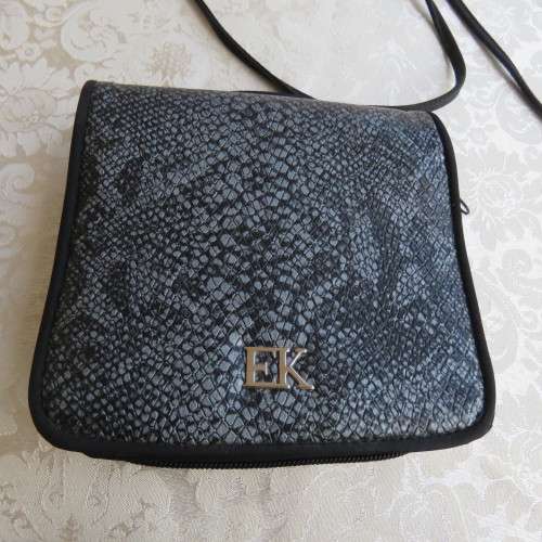 Handy little black slingbag with snakeskin look . Size 14 x 14cm. Lots of packing space.As new
