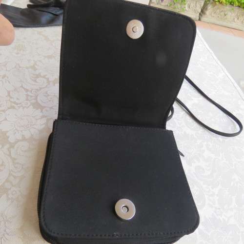 Handy little black slingbag with snakeskin look . Size 14 x 14cm. Lots of packing space.As new