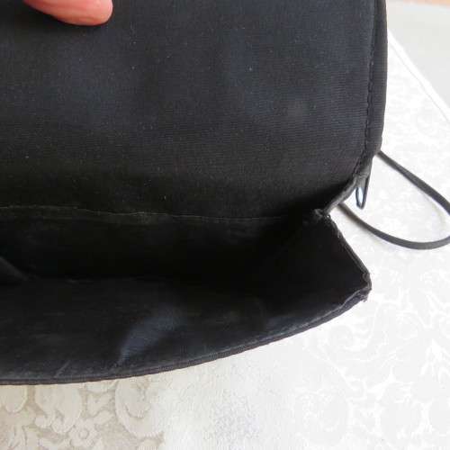 Handy little black slingbag with snakeskin look . Size 14 x 14cm. Lots of packing space.As new