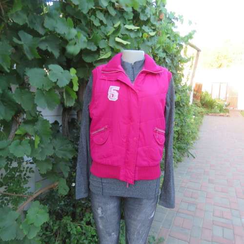 Warm magenta pink padded zip up waistcoat in size 36/12. Front pockets. Knitted ribbings.