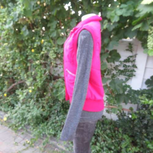 Warm magenta pink padded zip up waistcoat in size 36/12. Front pockets. Knitted ribbings.