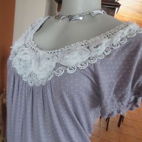 Silvergrey slip over top with tiny white polkadots.Small elasticated raglan sleeves. Size 32/8.
