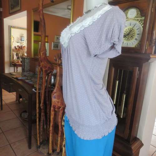 Silvergrey slip over top with tiny white polkadots.Small elasticated raglan sleeves. Size 32/8.