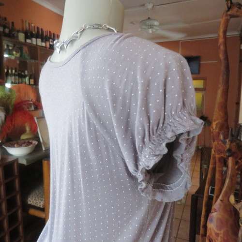 Silvergrey slip over top with tiny white polkadots.Small elasticated raglan sleeves. Size 32/8.