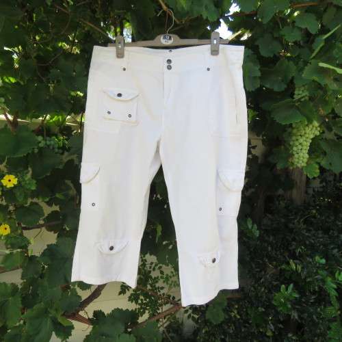 Casual white cropped pants with pockets galore size 42/18 by `INSYNC`. In very good condition.