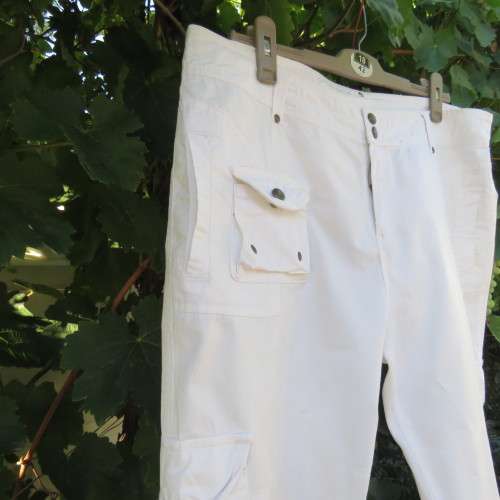 Casual white cropped pants with pockets galore size 42/18 by `INSYNC`. In very good condition.