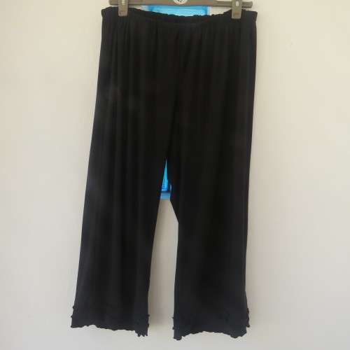 Smart ankle length black stretch polyester pants.Suitable for evening wear size 48/26. New condition