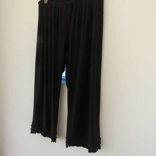 Smart ankle length black stretch polyester pants.Suitable for evening wear size 48/26. New condition