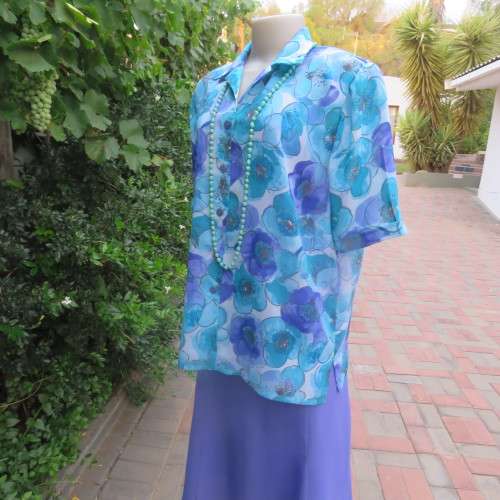 Get noticed in this beautiful floral short sleeve top in blue and turquoise size 42/18.New condition