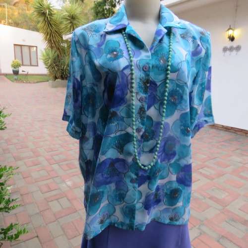 Get noticed in this beautiful floral short sleeve top in blue and turquoise size 42/18.New condition