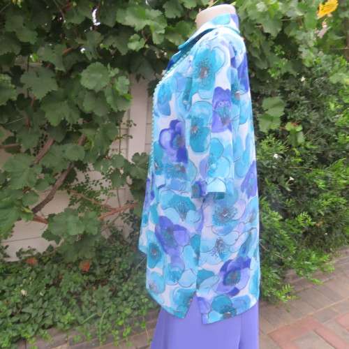 Get noticed in this beautiful floral short sleeve top in blue and turquoise size 42/18.New condition