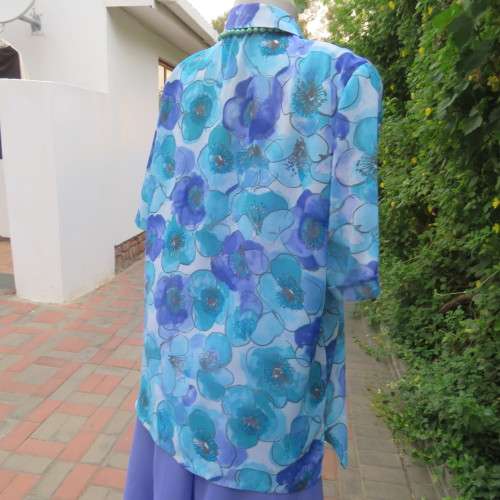 Get noticed in this beautiful floral short sleeve top in blue and turquoise size 42/18.New condition