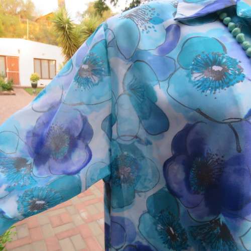 Get noticed in this beautiful floral short sleeve top in blue and turquoise size 42/18.New condition