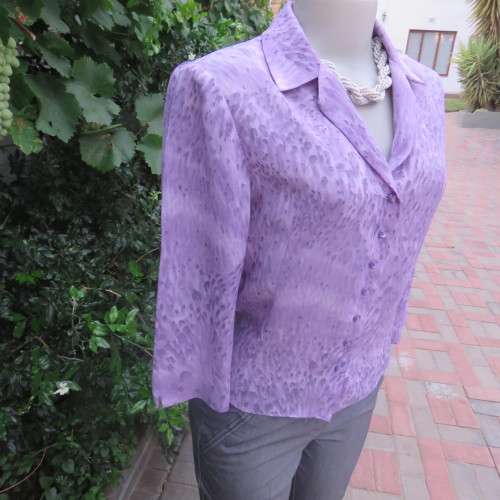 Smart KELSO top in lavender animal print. Bracelet length sleeves. Button down size 34/10. As new.